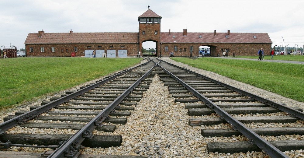 Lối vào trại tập trung tử thần Auschwitz-Birkenau. Nơi này có tới 4 phòng hơi ngạt. Chính tại nơi này, Đức quốc xã đã giết chết 6.000 người mỗi ngày.